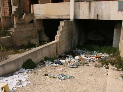 Fra una villa e l�altra notiamo masse indistinte di rifiuti: bottiglie di plastica, stracci, addirittura un bidone di eternit lasciato qui pericolosamente, ma anche preservativi, siringhe, bottiglie di birra e vetri rotti